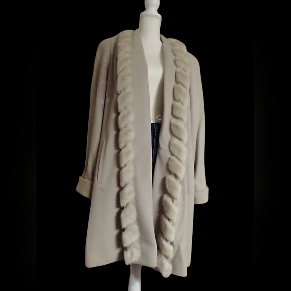 Albert Nipon Studios Elegant Vintage Beige Coat with Faux Fur Trim - Picture 1 of 14